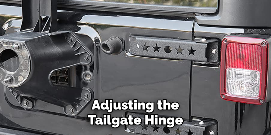 Adjusting the Tailgate Hinge