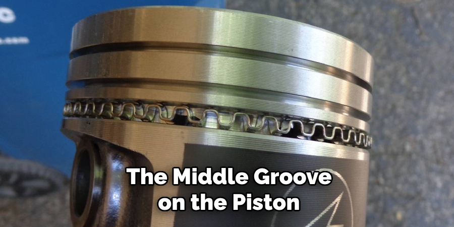 The Middle Groove on the Piston