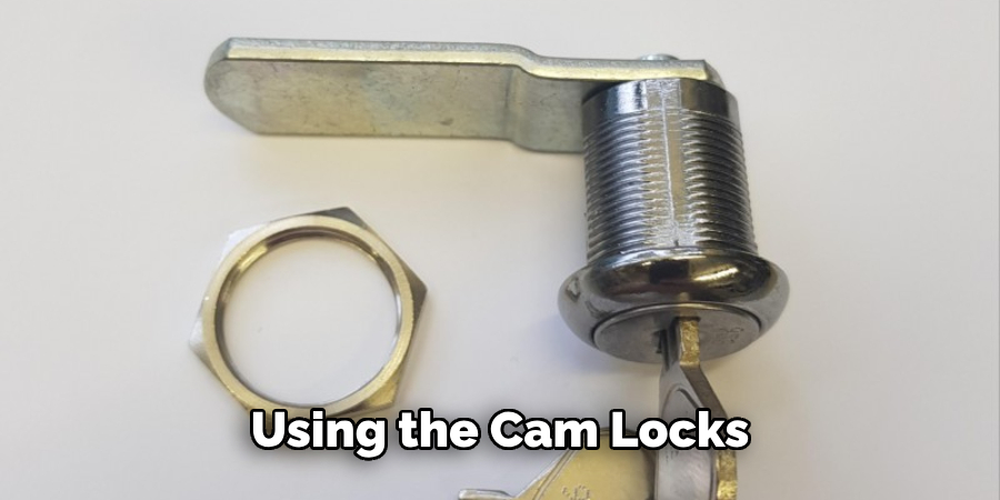 Using the Cam Locks